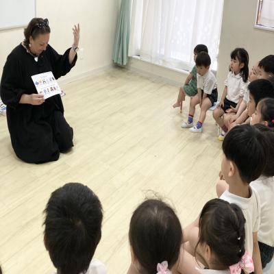 イングリッシュ！ 《大阪市中央区心斎橋、長堀橋にある学べる保育園HUGキッズ、一時預かり》