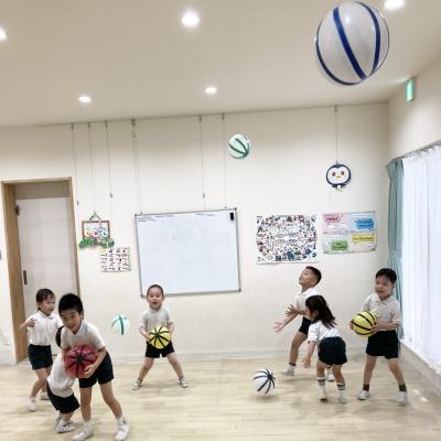 風船ボールあそびをしました！ 《大阪市中央区心斎橋、長堀橋にある学べる保育園HUGキッズ、一時預かり》