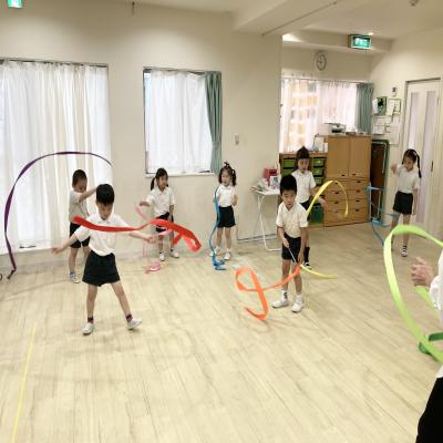 リトミックをしました☆  《大阪市中央区心斎橋、長堀橋にある学べる保育園HUGキッズ、一時預かり》