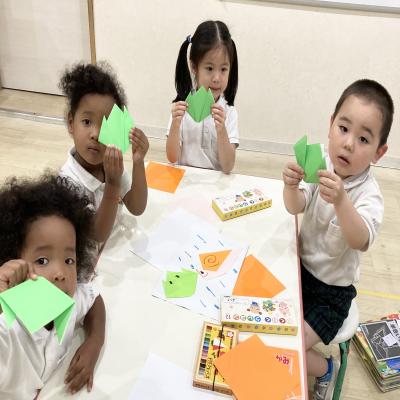 絵画をしました！《大阪市中央区心斎橋、長堀橋にある学べる保育園HUGキッズ、一時預かり》