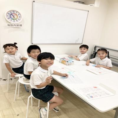 シール貼りをしました！《大阪市中央区心斎橋、長堀橋にある学べる保育園》