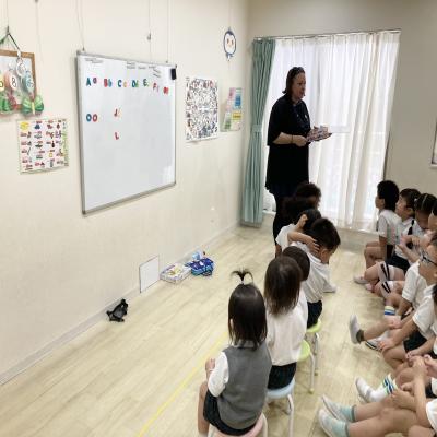 イングリッシュ！ 《大阪市中央区心斎橋、長堀橋にある学べる保育園HUGキッズ、一時預かり》