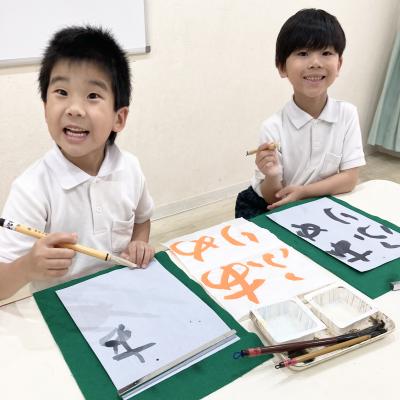 習字をしました。 《大阪市中央区心斎橋、長堀橋にある学べる保育園HUGキッズ、一時預かり》
