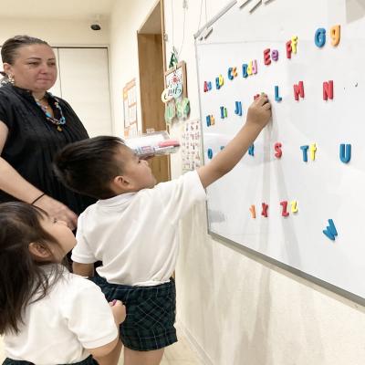 イングリッシュ！ 《大阪市中央区心斎橋、長堀橋にある学べる保育園HUGキッズ、一時預かり》