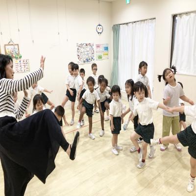 リトミック！ 《大阪市中央区心斎橋、長堀橋にある学べる保育園HUGキッズ、一時預かり》