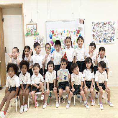 お誕生日会＆七夕製作《大阪市中央区心斎橋、長堀橋にある学べる保育園HUGキッズ、一時預かり》