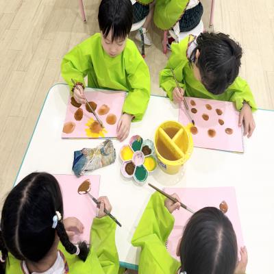 絵画をしました！《大阪市中央区心斎橋、長堀橋にある学べる保育園HUGキッズ、一時預かり》