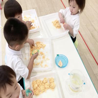 粘土＆砂遊びをしました！ 《大阪市中央区心斎橋、長堀橋にある学べる保育園HUGキッズ、一時預かり》