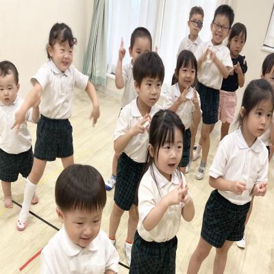 リトミックをしました！ 《大阪市中央区心斎橋、長堀橋にある学べる保育園HUGキッズ、一時預かり》