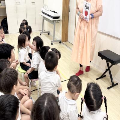 イングリッシュ！ 《大阪市中央区心斎橋、長堀橋にある学べる保育園HUGキッズ、一時預かり》