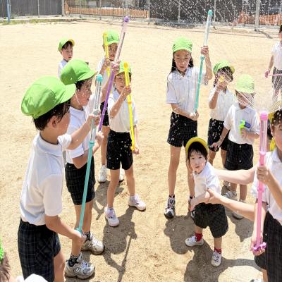 水遊びをしました！《大阪市中央区心斎橋、長堀橋にある学べる保育園HUGキッズ、一時預かり》