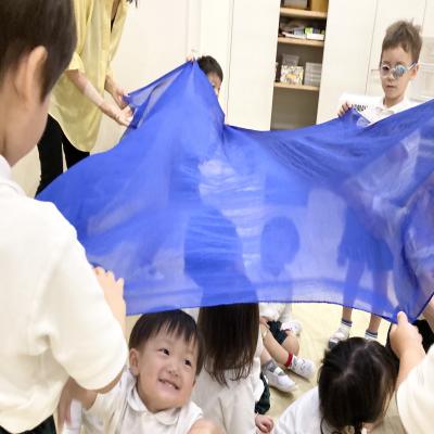 リトミック！ 《大阪市中央区心斎橋、長堀橋にある学べる保育園HUGキッズ、一時預かり》