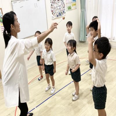 リトミックをしました！ 《大阪市中央区心斎橋、長堀橋にある学べる保育園HUGキッズ、一時預かり》