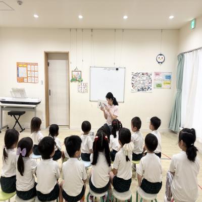 イングリッシュ！ 《大阪市中央区心斎橋、長堀橋にある学べる保育園HUGキッズ、一時預かり》