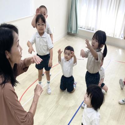 リトミックをしました！ 《大阪市中央区心斎橋、長堀橋にある学べる保育園HUGキッズ、一時預かり》