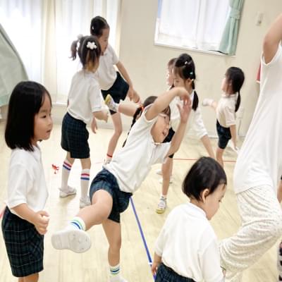 リトミック♪  《大阪市中央区心斎橋、長堀橋にある学べる保育園HUGキッズ、一時預かり》